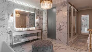 Presidential Studio Suite | Bathroom | Free toiletries, hair dryer, bathrobes, slippers