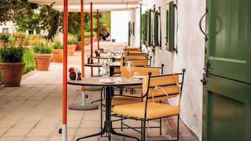 3 restaurants; breakfast, lunch, dinner, and brunch served