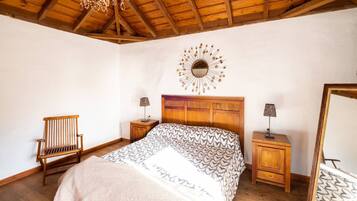 1 habitación, tabla de planchar con plancha y cuna de viaje
