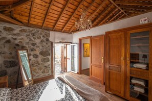 1 chambre, fer et planche à repasser, lit de bébé portatif