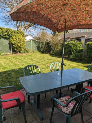 Outdoor dining - Relaxing, Comfortable Bungalow a Short Walk From Wimborne Minster (Wimborne)