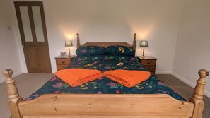 2 bedrooms, iron/ironing board, travel cot, free WiFi - Relaxing, Comfortable Bungalow a short walk from Wimborne Minster (Wimborne)