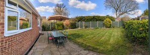 Outdoor dining - Relaxing, Comfortable Bungalow a short walk from Wimborne Minster (Wimborne)