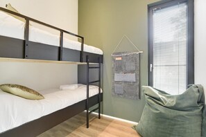 3 bedrooms, travel crib, free WiFi, bed sheets