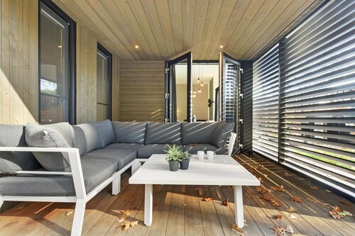 This Eco-Lode is furnished for six persons as well but also has an extra hot tub. This means you can relax completely from your own patio and grab your own wellness moment!