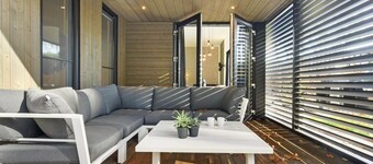 This Eco-Lode is furnished for six persons as well but also has an extra hot tub. This means you can relax completely from your own patio and grab your own wellness moment!