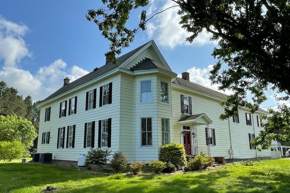 Downings Farmhouse - a Historic 6 Bedroom Home on 3 Acres of Yard and Forest
