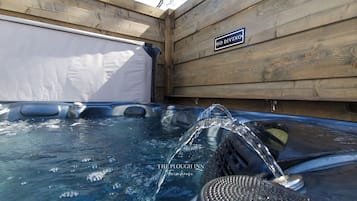 Tina de hidromasaje al aire libre