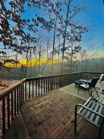 Terrace/patio. Hideaway Cabin