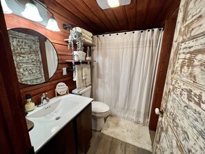 SĂšche-cheveux, serviettes fournies, savon, shampoing