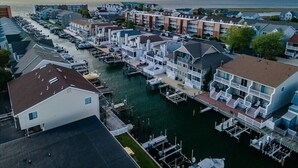 Een jachthaven met aangemeerde boten, gebouwen aan het water en uitzicht op het water.
