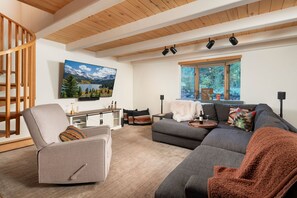 Una televisión, una chimenea