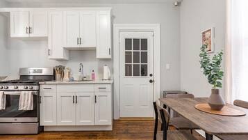 Fridge, oven, stovetop, coffee/tea maker