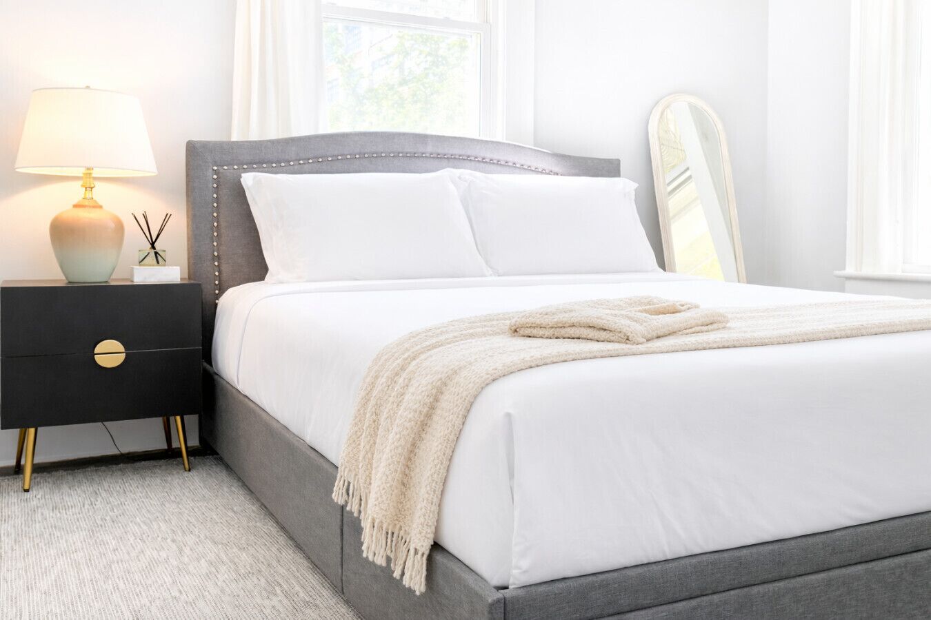 Escritorio, tabla de planchar con plancha, wifi gratis y ropa de cama 