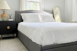 Een bureau, een strijkplank/strijkijzer, gratis wifi, beddengoed