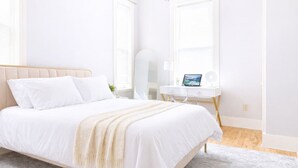 Une chambre à coucher avec un lit, un bureau et une chaise.