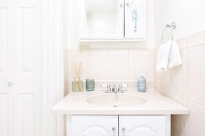 Hair dryer - The Matisse: Walk to Yale & Wooster SQ + Parking! (New Haven)