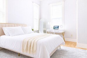 Escritorio, tabla de planchar con plancha, wifi gratis y ropa de cama