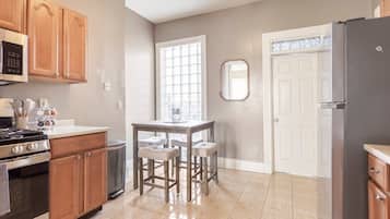 Fridge, oven, stovetop, dishwasher