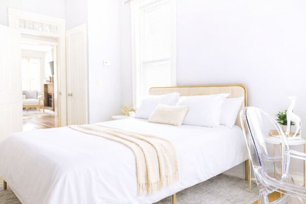 Escritorio, tabla de planchar con plancha, wifi gratis y ropa de cama
