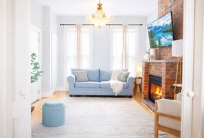 Una televisión, una chimenea