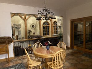 Breakfast area - Chestnuthill Countryside Manor (Effort)