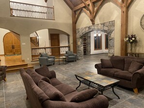 Living area - Chestnuthill Countryside Manor (Effort)