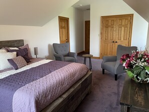 Deluxe Room | Individually decorated, individually furnished, desk, laptop workspace - Chestnuthill Countryside Manor (Effort)