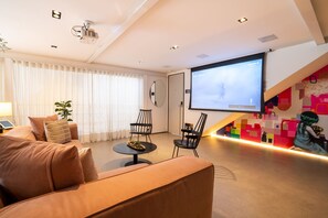 Smart-TV, bøker og stereoanlegg