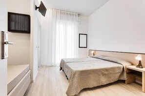 In-room safe, desk, laptop workspace, blackout curtains - Hotel Anversa Rimini (Rimini)