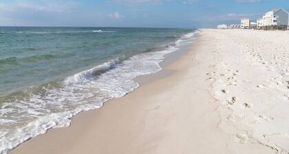 Paw-Paws Beach House,Walk to the beach, Pets Welcome , Carpet Free,Quite