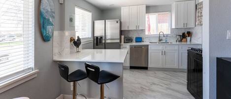 Réfrigérateur, micro-ondes, four, plaque de cuisson