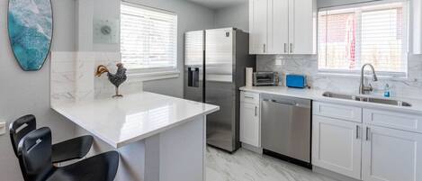 Frigorífico, microondas, horno y placa de cocina