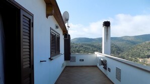 Un balcon donnant sur un paysage montagneux.