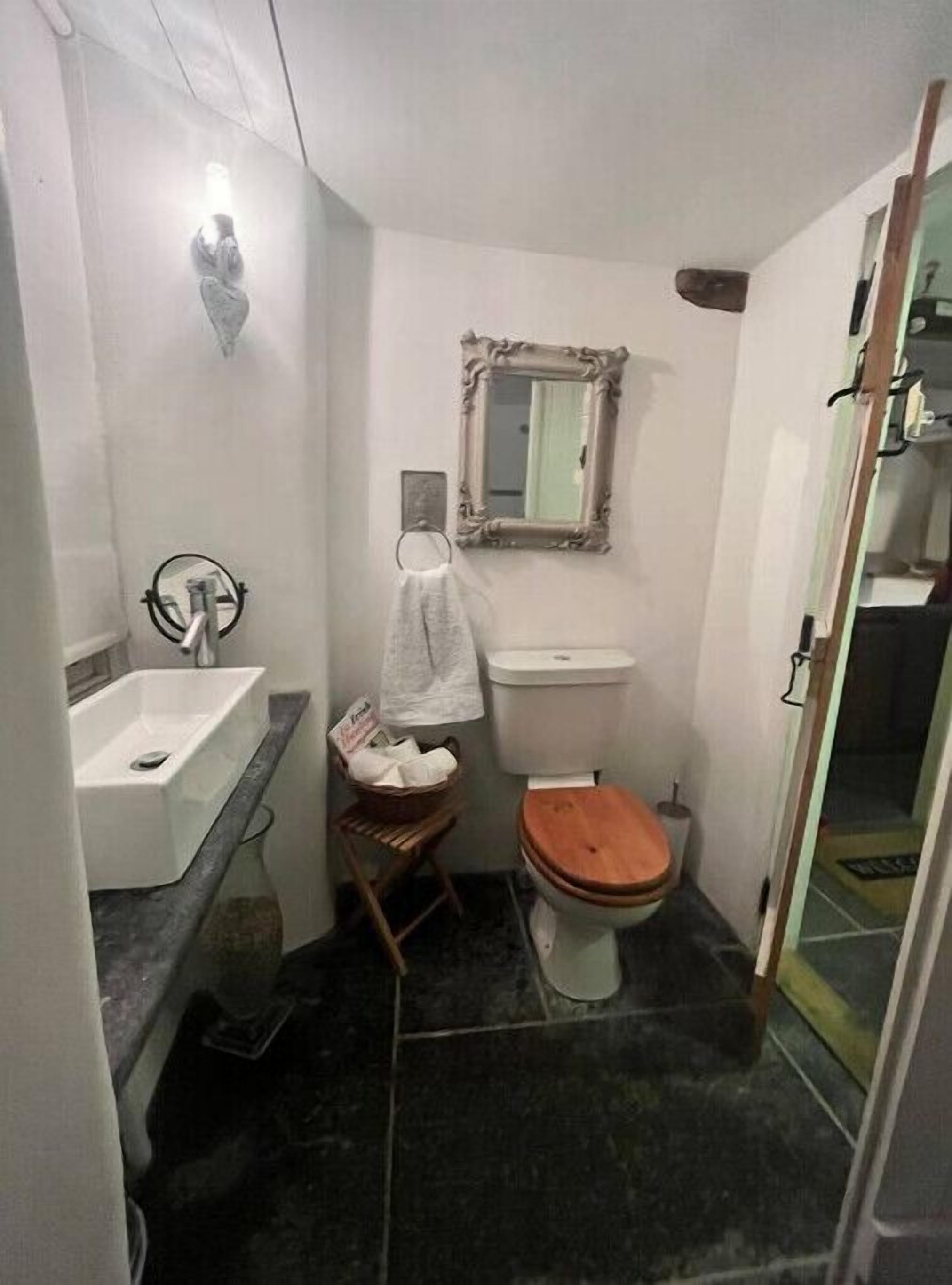 Restored Thatched cottage/ farm setting 2px