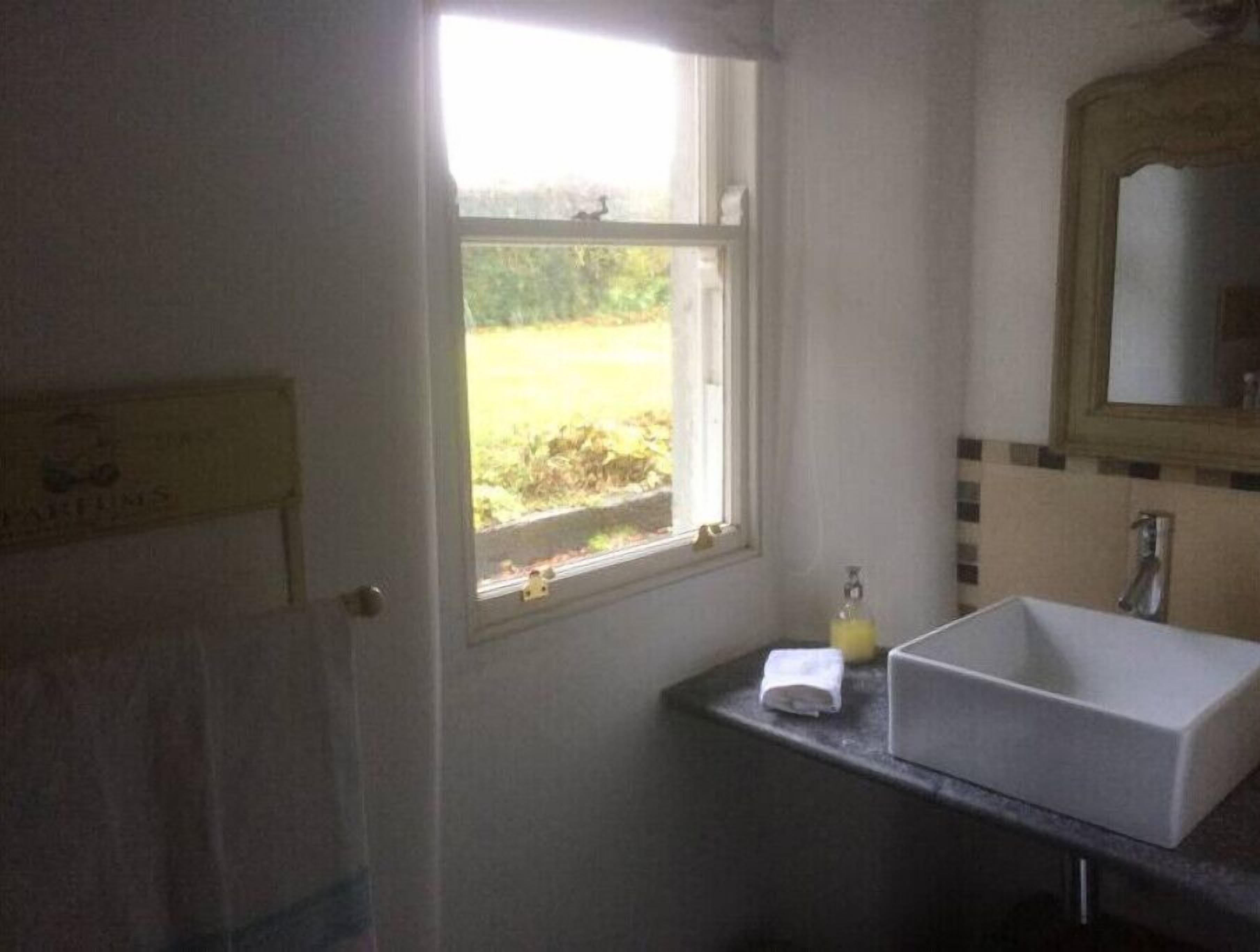 Restored Thatched cottage/ farm setting 2px