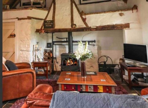 Restored Thatched cottage/ farm setting 2px