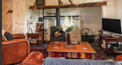 Restored Thatched cottage/ farm setting 2px