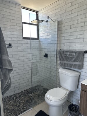 Dusche, Haartrockner, Handtücher, Seife