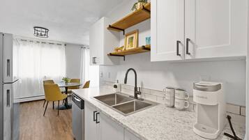 Réfrigérateur, un four, surface de cuisson, cafetière-théière