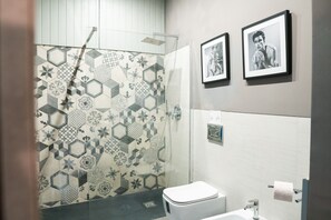 Een douche, een haardroger, een bidet, handdoeken