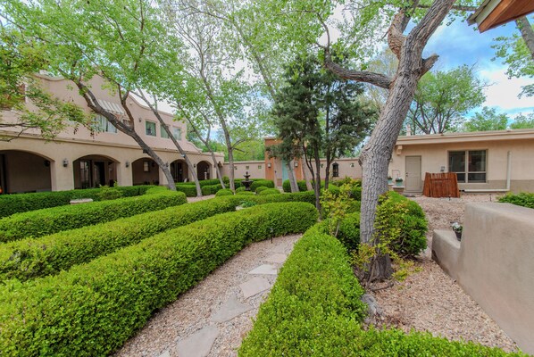 Exterior - North Sunflower Casita @ SantuaRio Grande - Cozy Casita+Fireplace+Private Patio (Los Ranchos de Albuquerque)