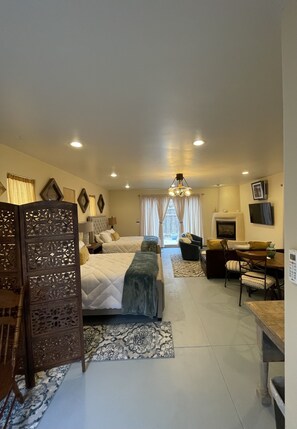 1 bedroom, iron/ironing board, free WiFi, bed sheets - North Sunflower Casita @ SantuaRio Grande - Cozy Casita+Fireplace+Private Patio (Los Ranchos de Albuquerque)