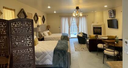 North Sunflower Casita @ SantuaRio Grande - Cozy Casita+Fireplace+Private Patio