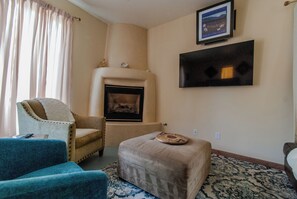 Smart TV, fireplace - North Sunflower Casita @ SantuaRio Grande - Cozy Casita+Fireplace+Private Patio (Los Ranchos de Albuquerque)