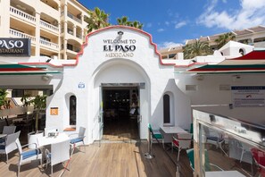 Outdoor dining - Castle Harbour (Los Cristianos)