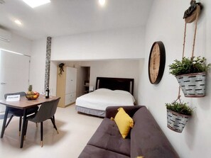 1 habitación, tabla de planchar con plancha, wifi gratis y ropa de cama