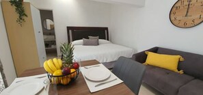 1 habitación, tabla de planchar con plancha, wifi gratis y ropa de cama 