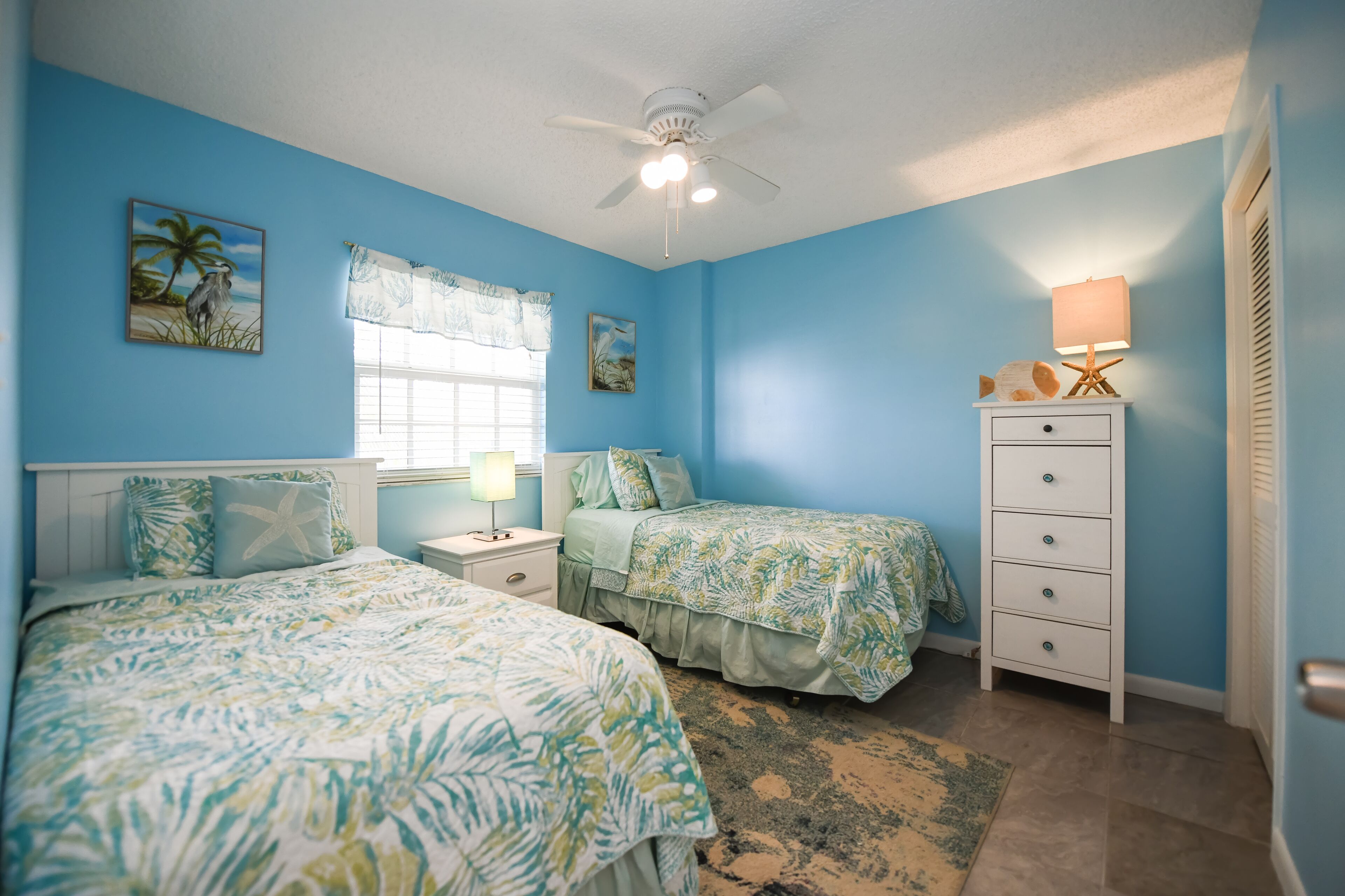 Ocean Front, Renovated. Marina, New Pool/Hot Tub and Private Beach. Top Floor!