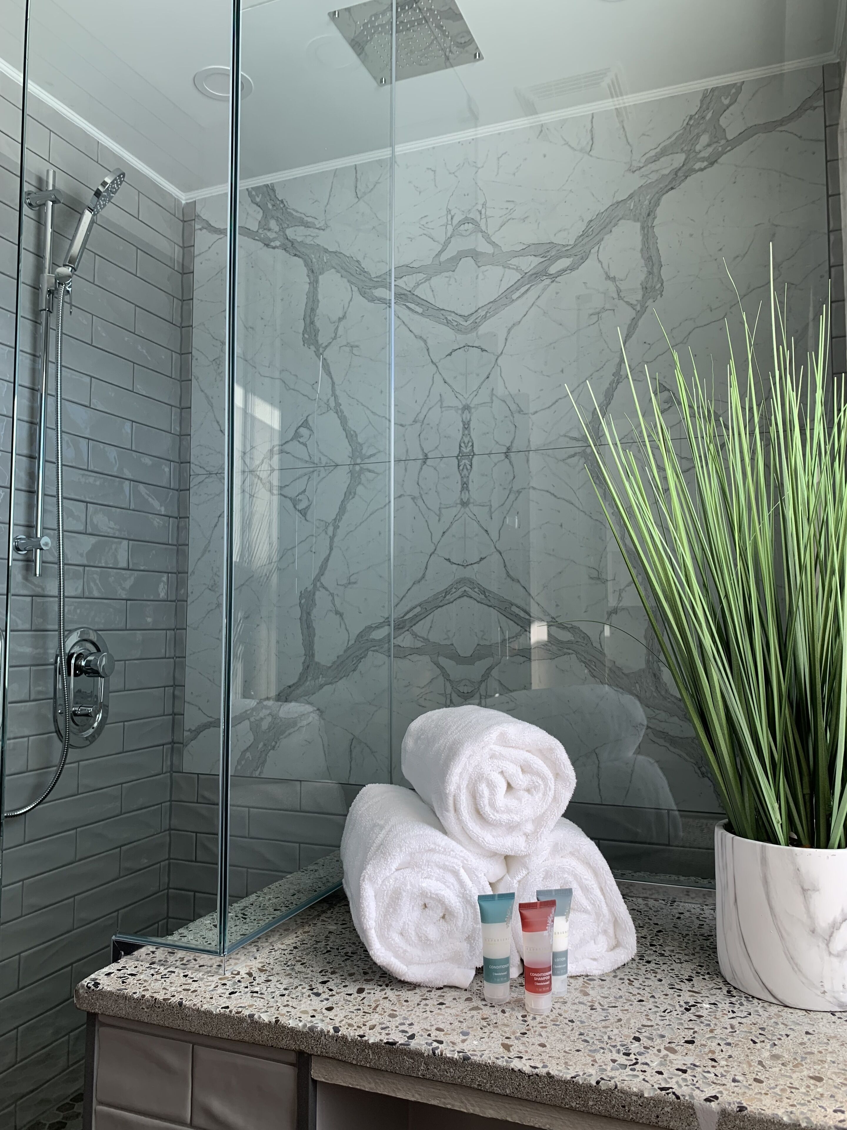 Luxury Guest House With Private Hot Tub and Trails